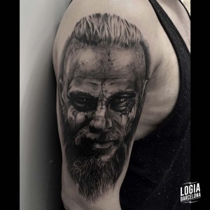 tatuaje_blackwork_ragnar_lodbrok_brazo_logiabarcelona_jas